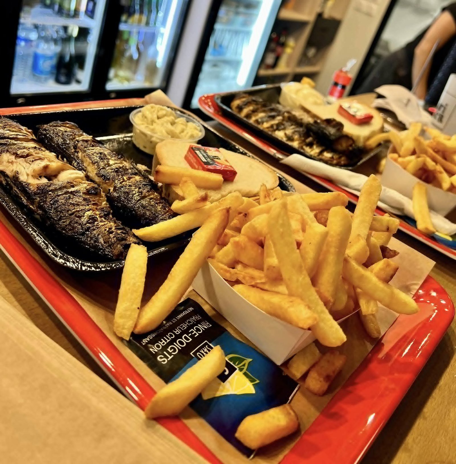 Plateau poisson grillé et frites